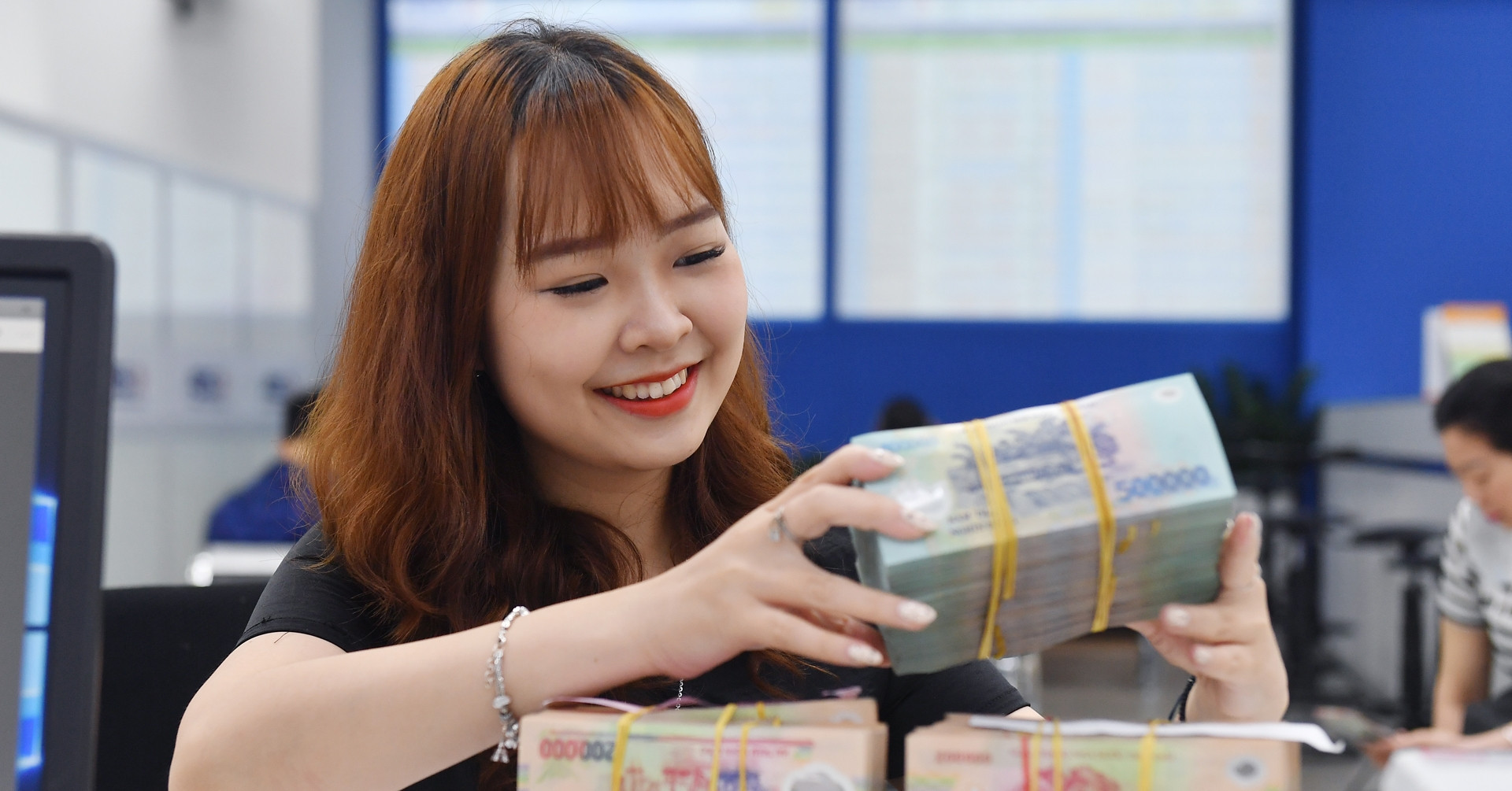 Giao dịch tiền gửi tiết kiệm tại quầy ngân hàng