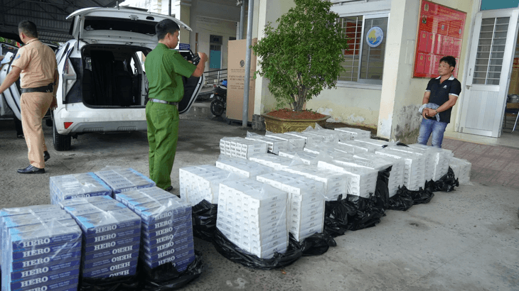 Vứt xe bỏ chạy, Vũ Ngọc Hận khai chở 15.500 bao thuốc lá nhập lậu- Ảnh 1.