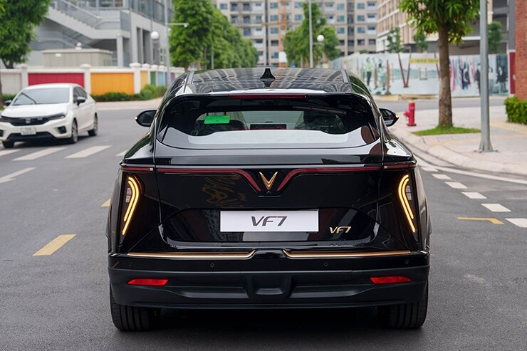 Thân xe VinFast VF 7 với mâm đúc 20 inch thể thao
