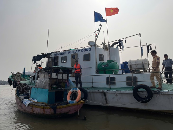 Thành viên tàu cá '3 không' cầm dao hành hung kiểm ngư - Ảnh 1.