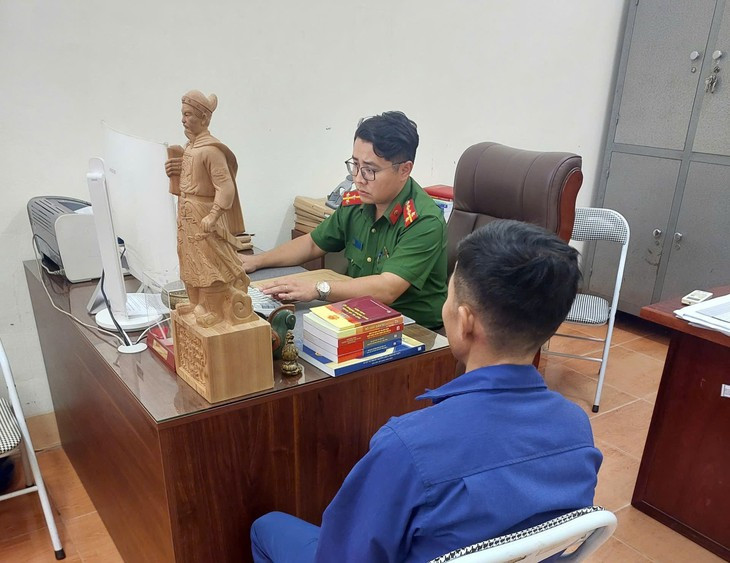 Khởi tố kẻ đánh nhân viên cửa hàng xăng dầu- Ảnh 1.