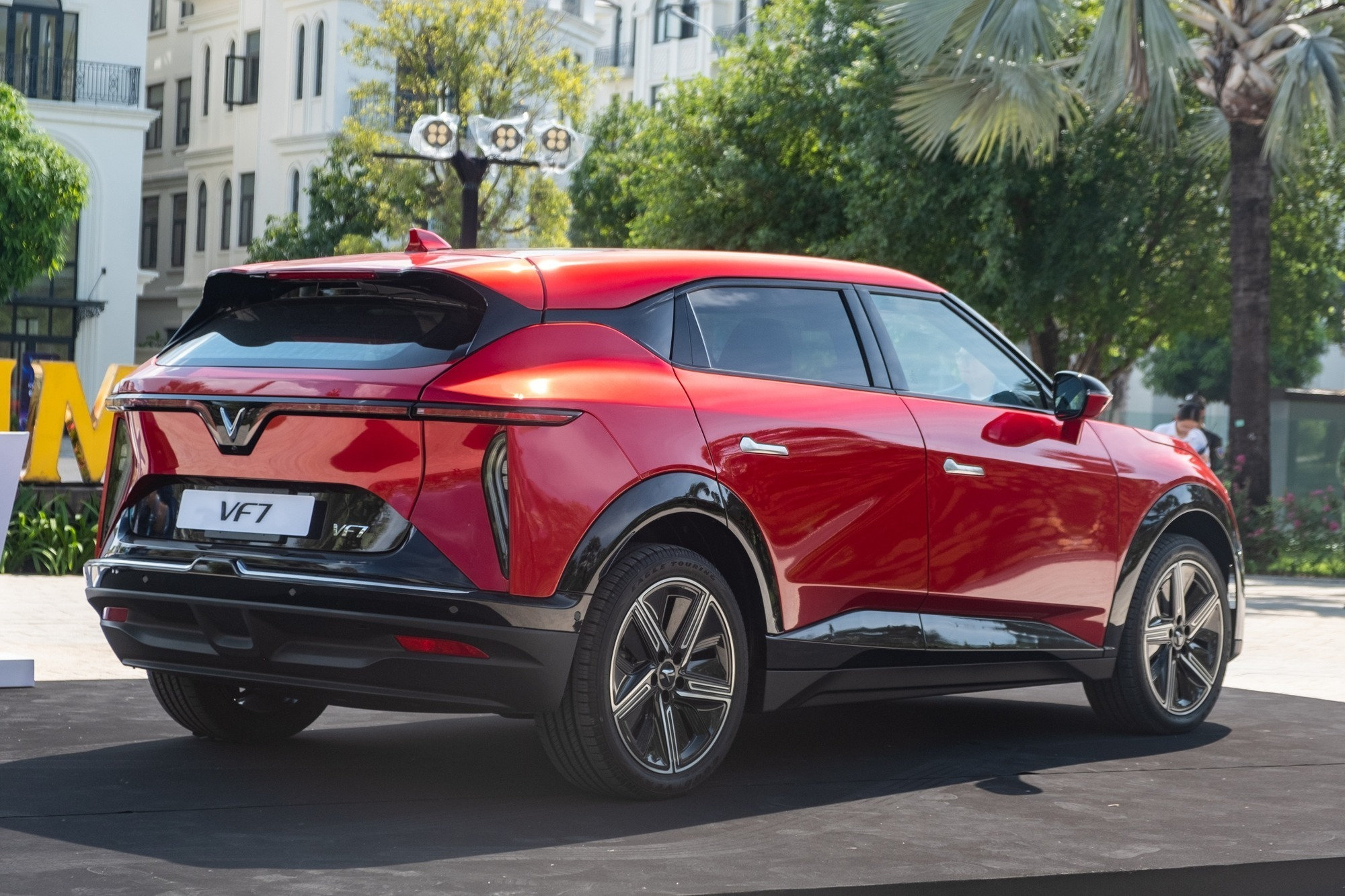 Giá xe VinFast VF 7 mới nhất tháng 9/2026 - 2