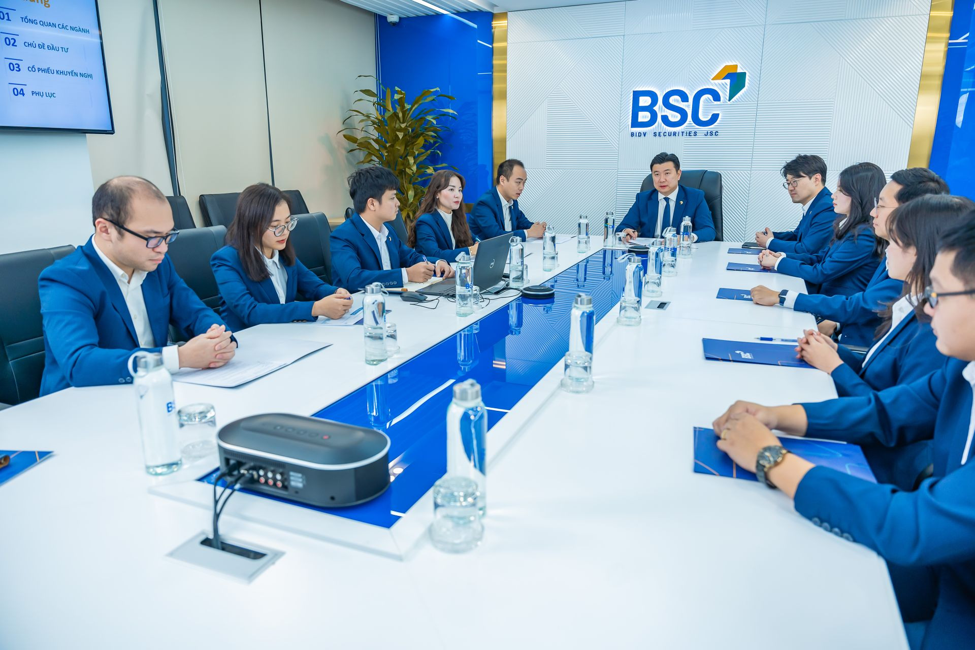 VN-Index giảm 3,1% trong tuần qua, trước thời điểm các ETF thực hiện cơ cấu danh mục định kỳ