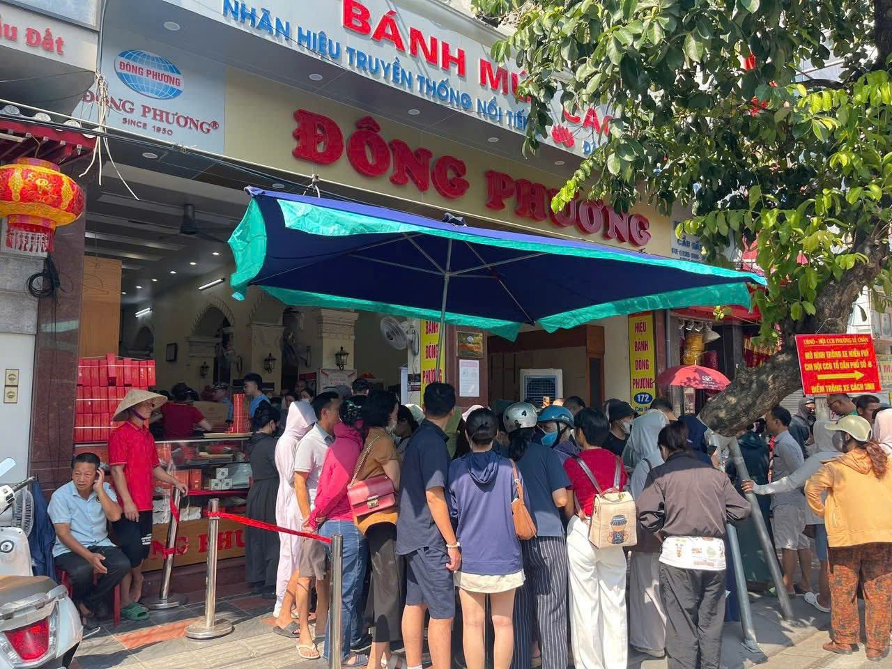 Người dân xếp hàng mua bánh trung thu Đông Phương