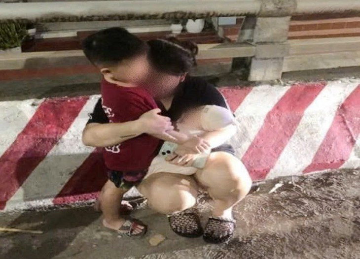 Mâu thuẫn với chồng, người vợ ôm 2 con định nhảy cầu tự tử trong đêm- Ảnh 1.