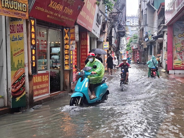 Thanh Liệt, Hà Nội: Nhiều điểm ngập sâu, rác thải lênh láng trên đường- Ảnh 2.