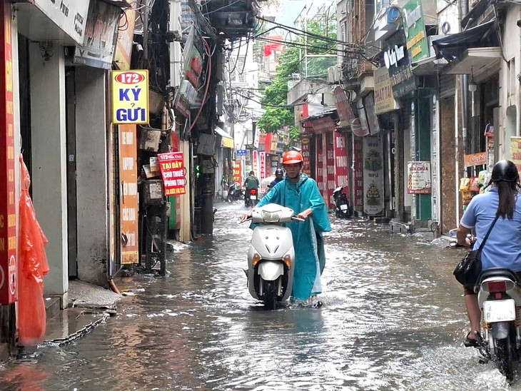 Thanh Liệt, Hà Nội: Nhiều điểm ngập sâu, rác thải lênh láng trên đường- Ảnh 4.