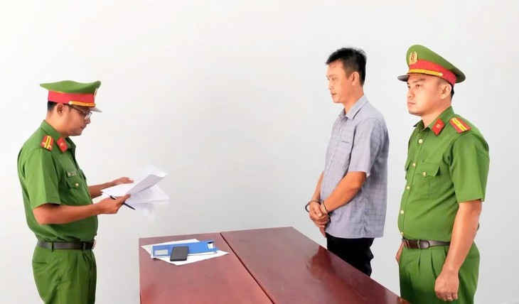 Khởi tố đối tượng chia sẻ clip 'nóng' của bạn gái cho nhiều người- Ảnh 1.