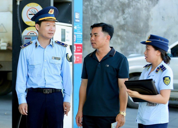 Lực lượng Quản lý thị trường tỉnh Thanh Hóa kiểm tra cửa hàng kinh doanh xăng dầu trên địa bàn.
