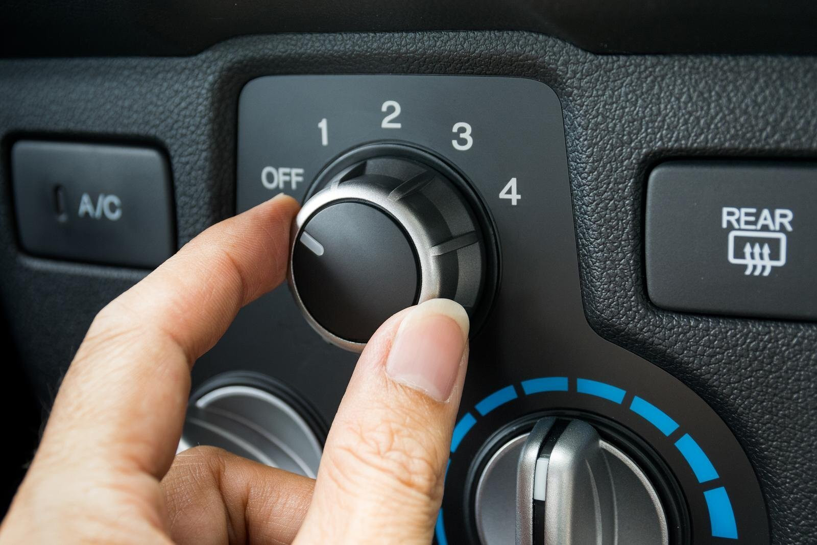 Người lái cần tắt điều hòa và duy trì tốc độ chậm, đều ga khi điều khiển xe qua các đoạn đường ngập úng.