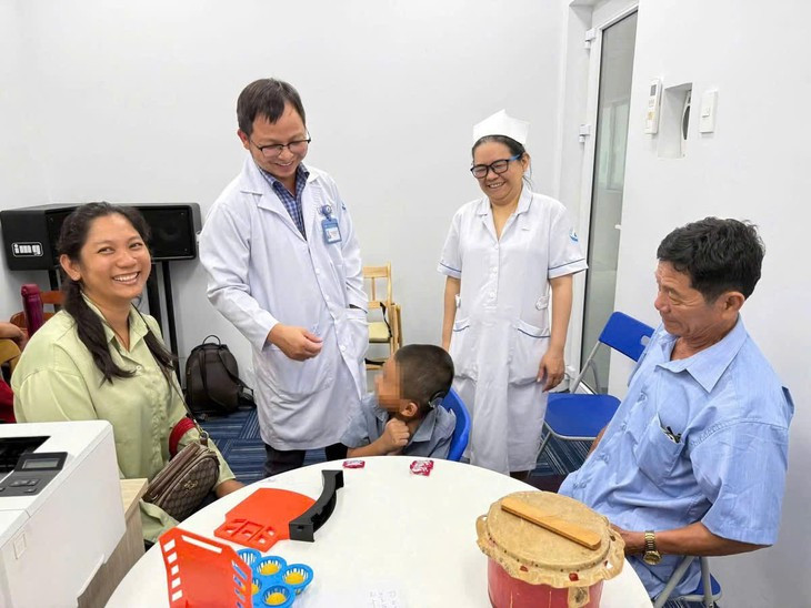 Em bé Campuchia lần đầu nghe thấy âm thanh cuộc sống nhờ bác sĩ Việt Nam - Ảnh 1.