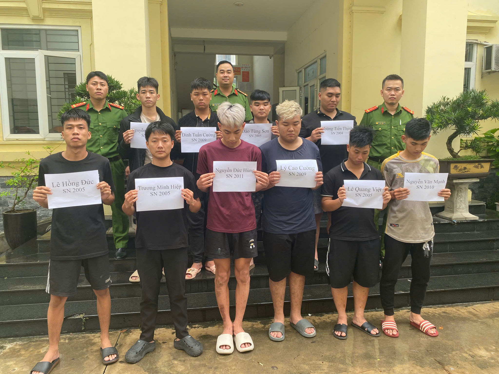 Thông tin bất ngờ vụ nam thanh niên bị chém 'nhầm' khi đang ngồi uống nước - Ảnh 2.