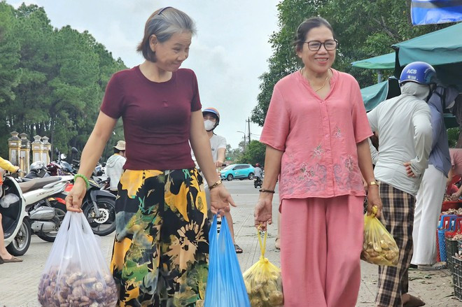 Loài nấm 'đắng ngắt' từ rừng xuống phố, ở xa 30 km vẫn tìm đến mua- Ảnh 6.