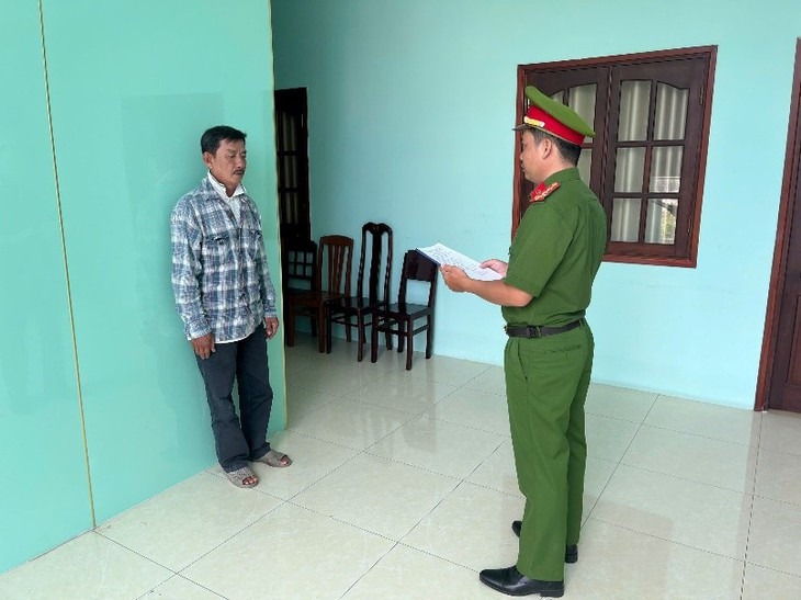 Khởi tố 2 đối tượng tàng trữ 3.730 bao thuốc lá lậu ở An Giang- Ảnh 2.