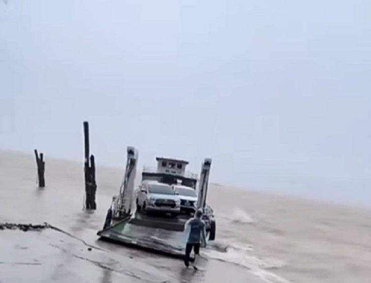 Xử lý phà sông chở quá số lượng ô tô qua clip trên mạng xã hội - Ảnh 1.