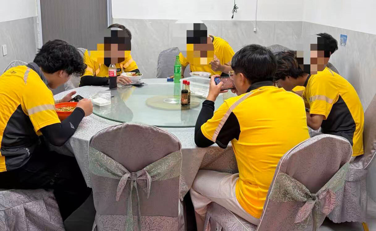 Người giao hàng nghỉ ngơi tại nhà hàng Luo Kai ở Tuyền Châu, tỉnh Phúc Kiến, Trung Quốc. (Ảnh: Sixth Tone)