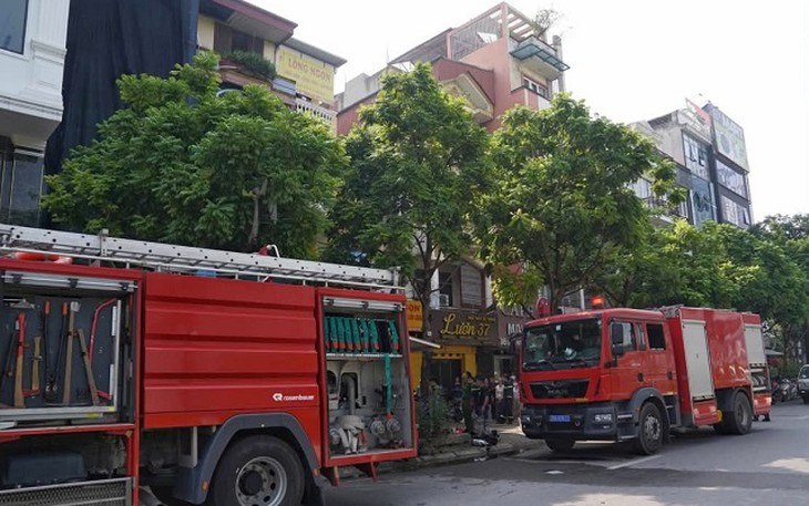 5 người được cứu trong ngôi nhà bốc cháy trên phố Trần Vỹ - Ảnh 2.