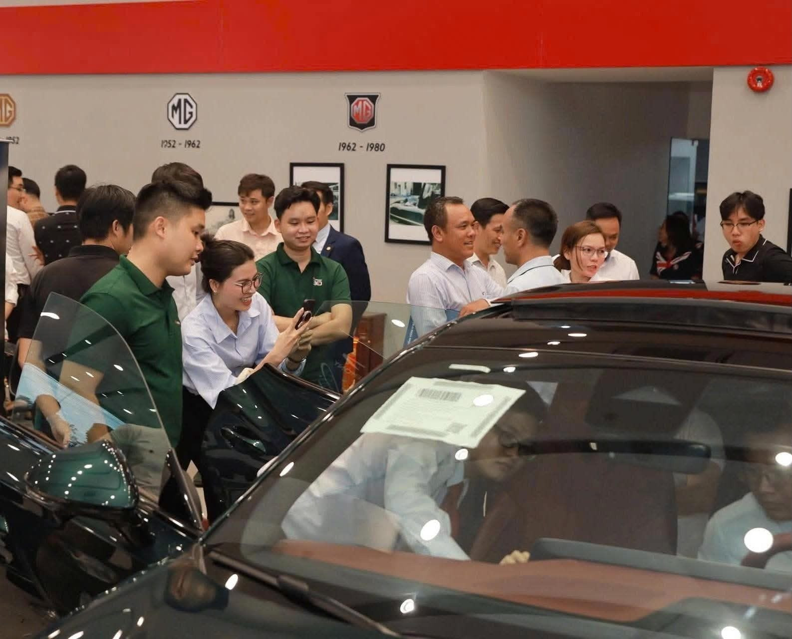 Khách hàng tìm hiểu mua xe tăng đột biến. (Ảnh: MG Kinh Dương Vương)