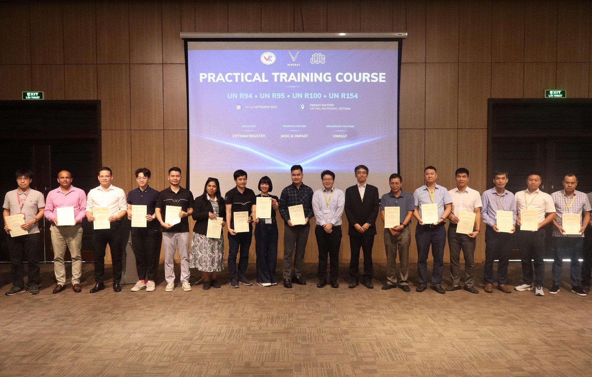Các học viên nhận chứng nhận sau khi hoàn thành khóa đào tạo về các quy định ô tô từ JASIC.