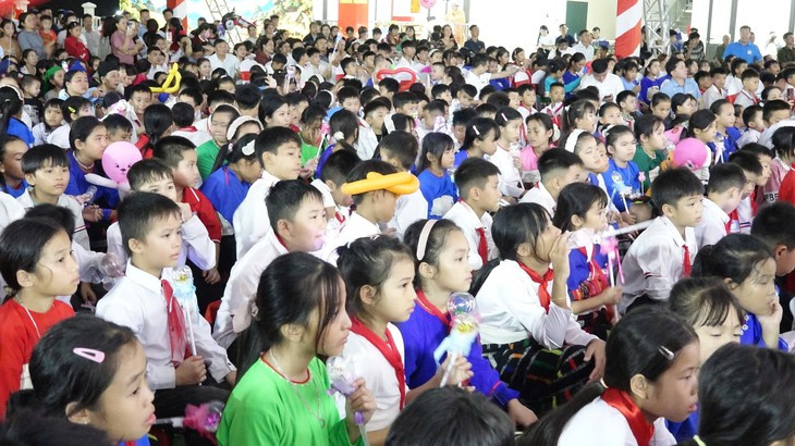 Đêm hội trăng rằm, thắp sáng ước mơ cho thiếu nhi vùng biên Yên Khương - Ảnh 2.