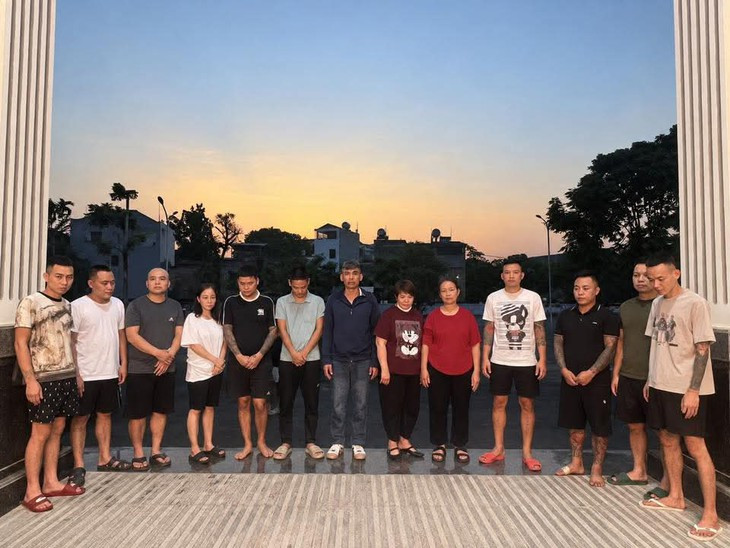 15 người đang chơi xóc đĩa bị bắt quả tang- Ảnh 1.