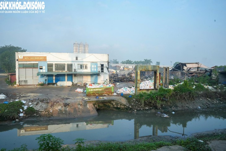 Hiện trường kho, xưởng 2.000m2 ở Hà Nội tan hoang sau vụ cháy- Ảnh 6.