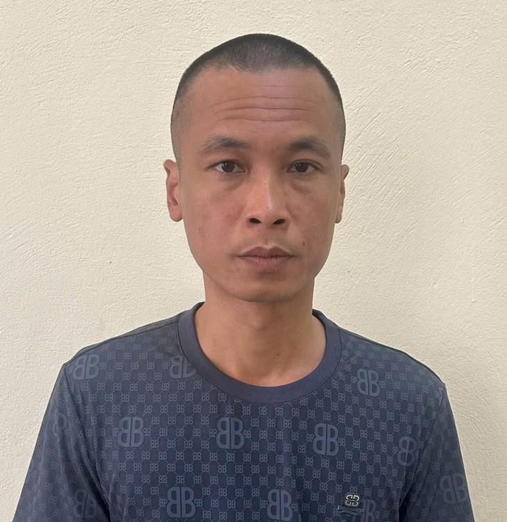 Con trai dùng dao tấn công bố đẻ, bị khởi tố tội Giết người. - Ảnh 1.