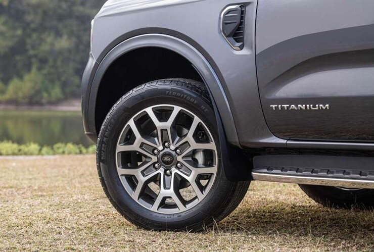 Phần thân và đuôi xe Ford Everest với giá nóc chịu tải cao