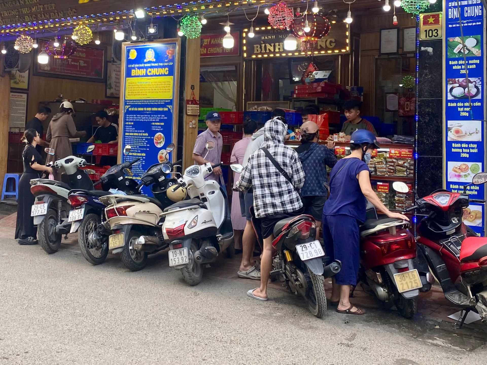 Người dân mua bánh Trung thu tại một cơ sở sản xuất bánh làng nghề ở Xuân Đỉnh trong sáng ngày rằm