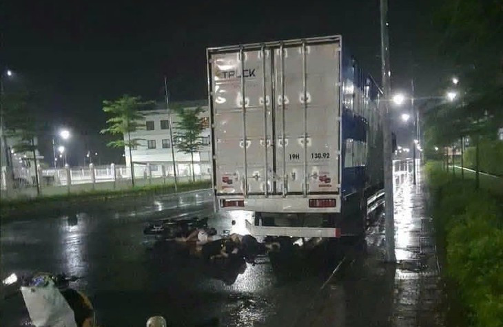 Đâm vào ô tô tải đang đỗ, 3 người đi xe máy tử vong- Ảnh 1.