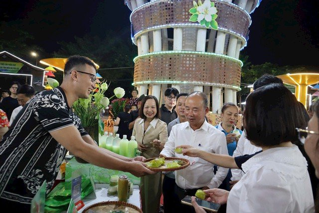 Các đại biểu tham quan gian hàng tại sự kiện