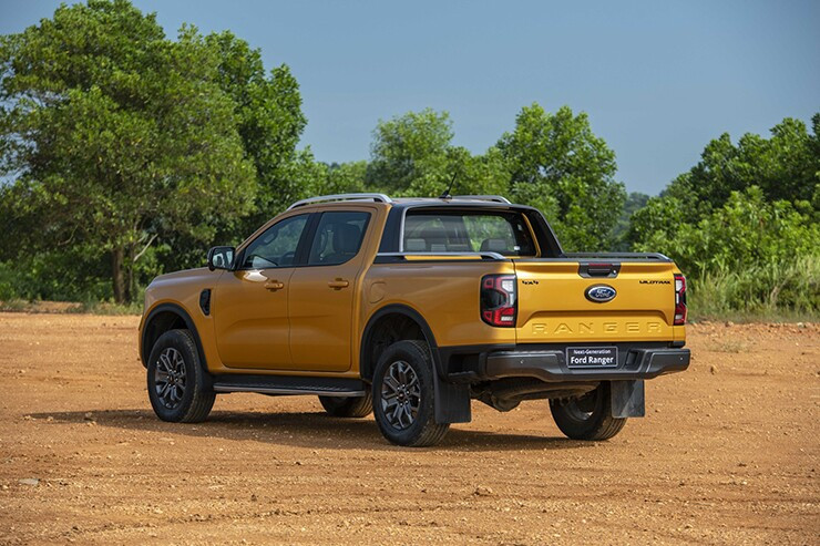 Cụm đèn hậu và thùng hàng phía sau xe Ford Ranger