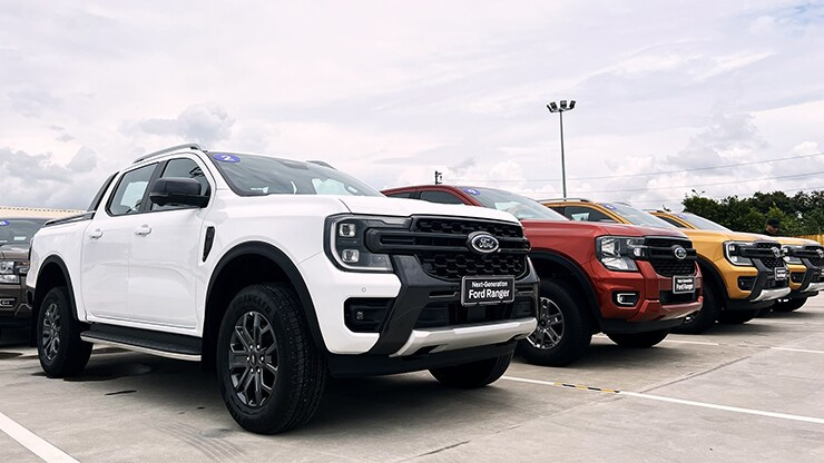 Bán tải Ford Ranger di chuyển trên đường đô thị