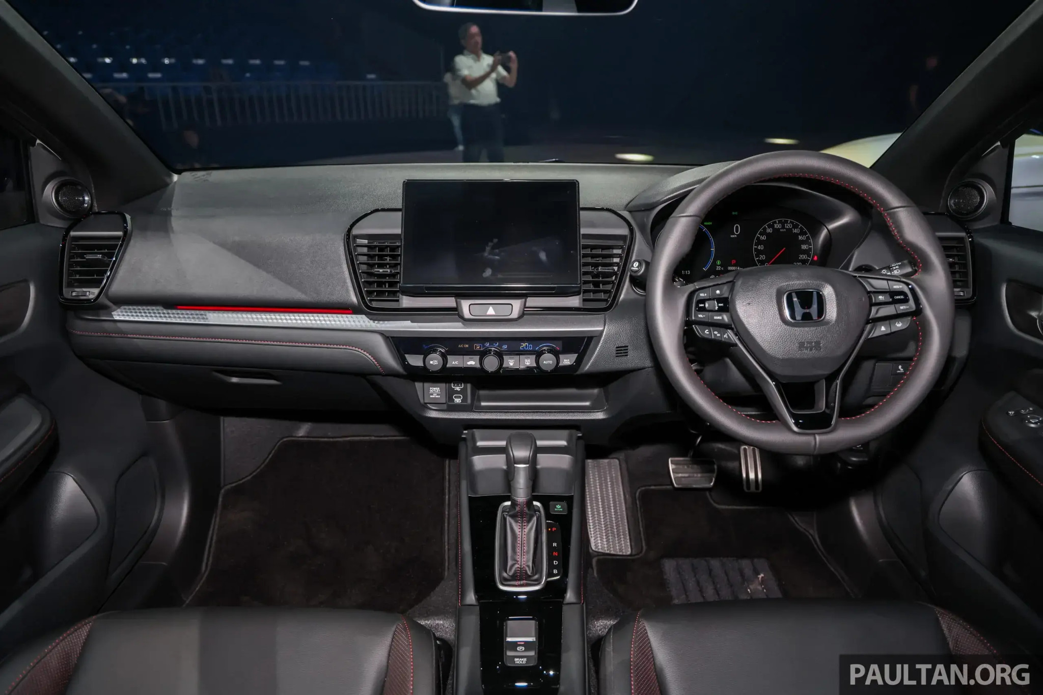 Khoang nội thất của Honda City 2026 facelift có thiết kế không đổi. Kích cỡ màn hình giải trí trung tâm trên các phiên bản V và RS được nâng lên 10 inch. (Nguồn: paultan.org)