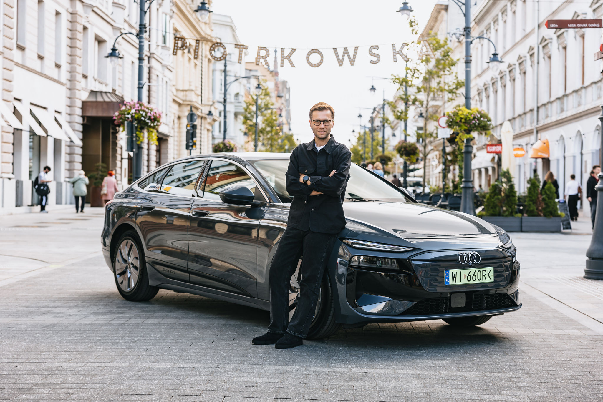 Tay đua Miko Marczyk bên cạnh mẫu Audi A6 Sportback e-tron vừa hoàn thành quãng đường 1.338 km sau một lần sạc.