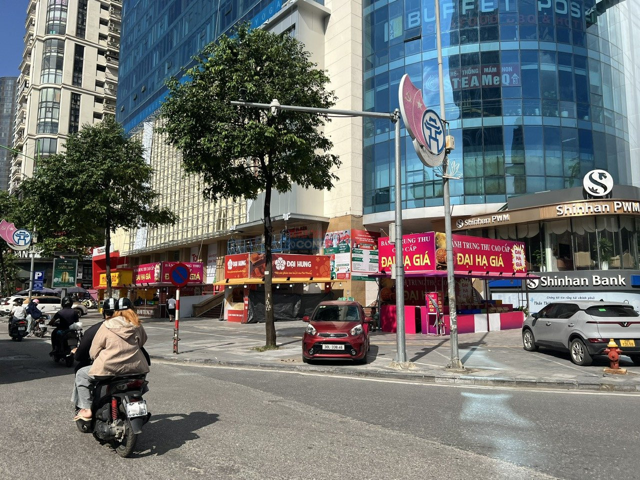 Quầy bánh đại hạ giá trên đường Trần Phú