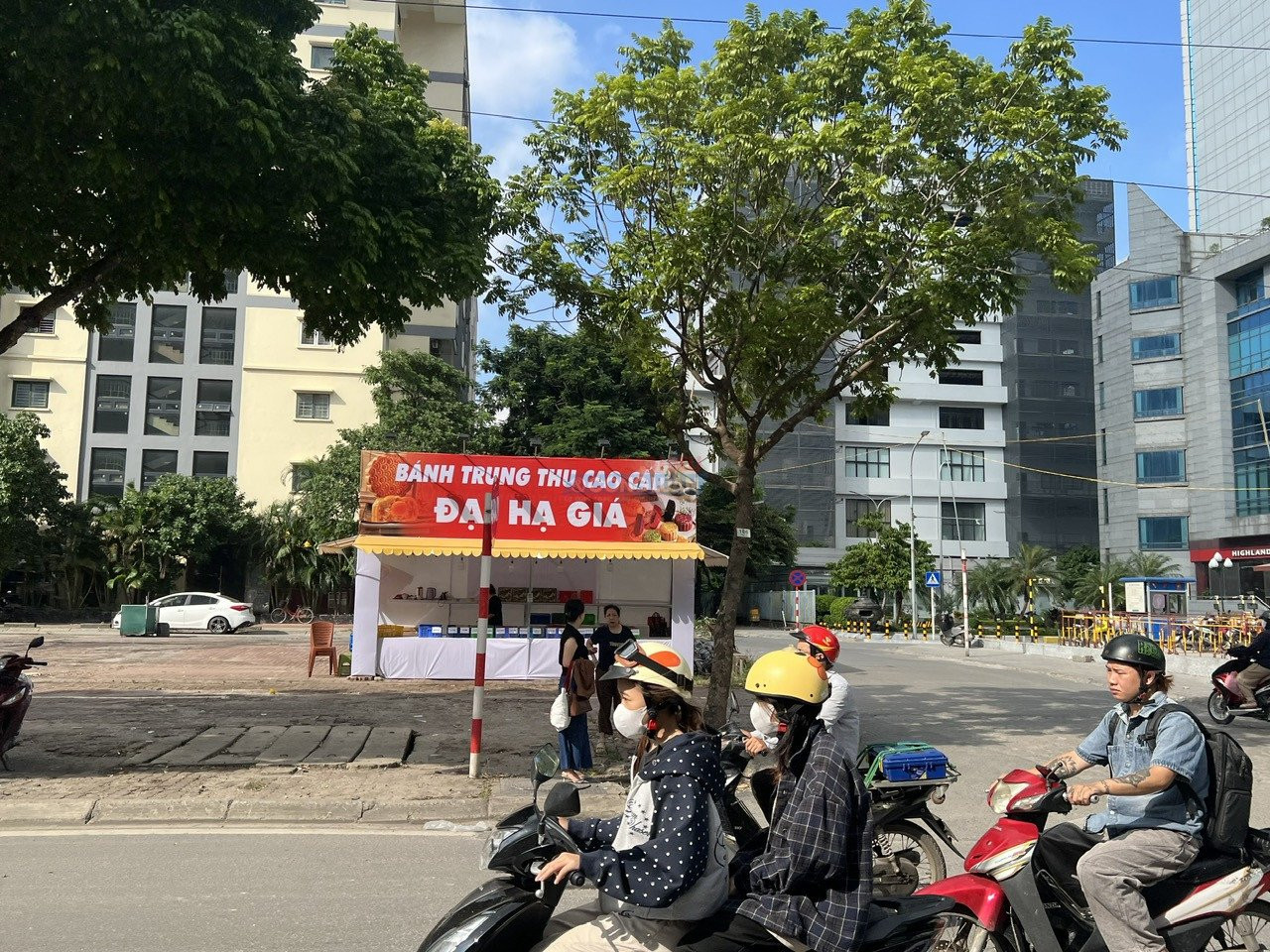 Quầy bánh đại hạ giá trên đường Phạm Hùng