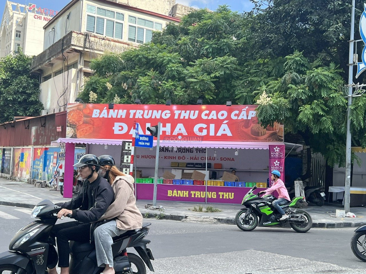 Quầy bánh trung thu đại hạ giá ngã tư đường Trần Phú - Vũ Trọng Khánh