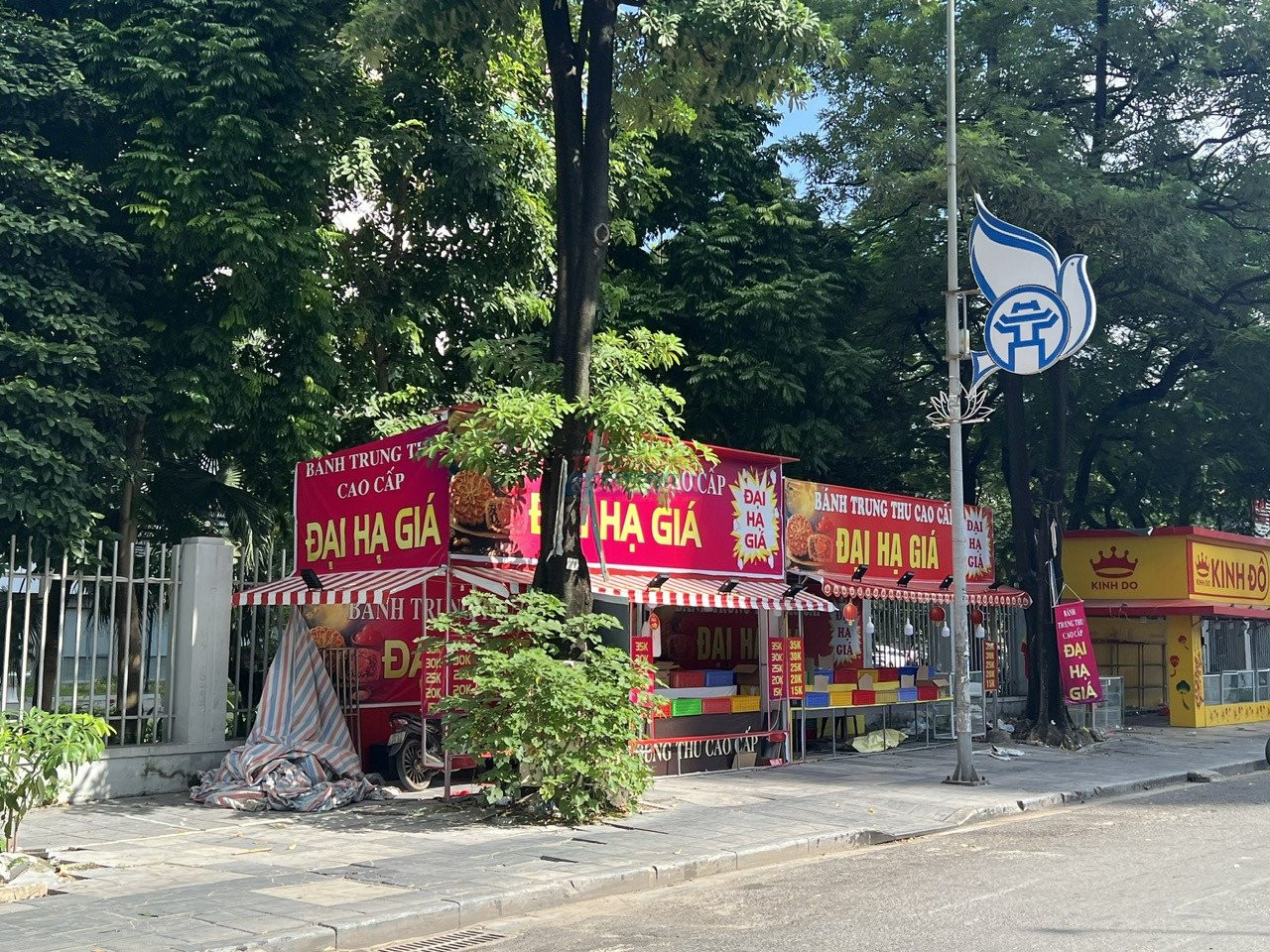 Quầy bánh trung thu đại hạ giá trên đường Nguyễn Trãi