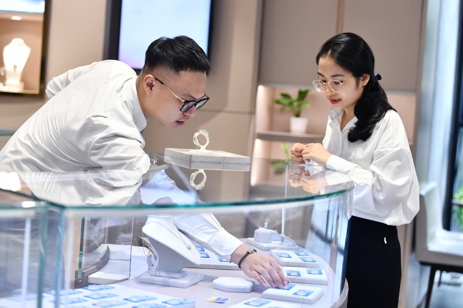 Cổ phiếu PNJ sụt giảm do áp lực tài chính và kết quả kinh doanh đảo chiều