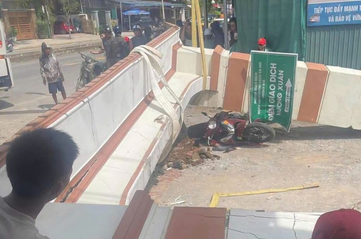 Vụ cổng làng sập đè nát tay bé lớp 3: Bác sĩ nối bàn tay vào mạch máu ở chân để để nuôi dưỡng- Ảnh 2.