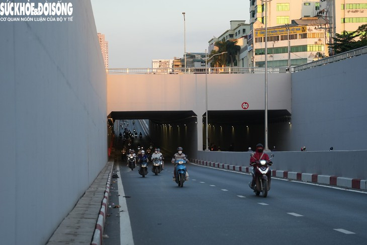 Cống thoát nước hầm chui vừa thông xe ở Hà Nội 'ngập' rác - Ảnh 1.
