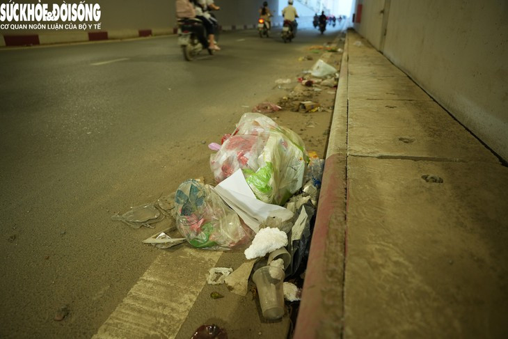 Cống thoát nước hầm chui vừa thông xe ở Hà Nội 'ngập' rác - Ảnh 4.