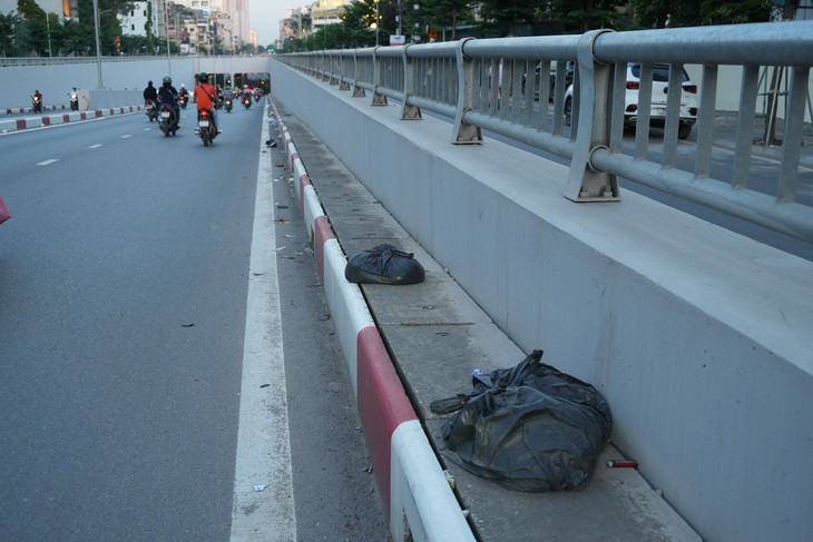 Cống thoát nước hầm chui vừa thông xe ở Hà Nội 'ngập' rác - Ảnh 11.