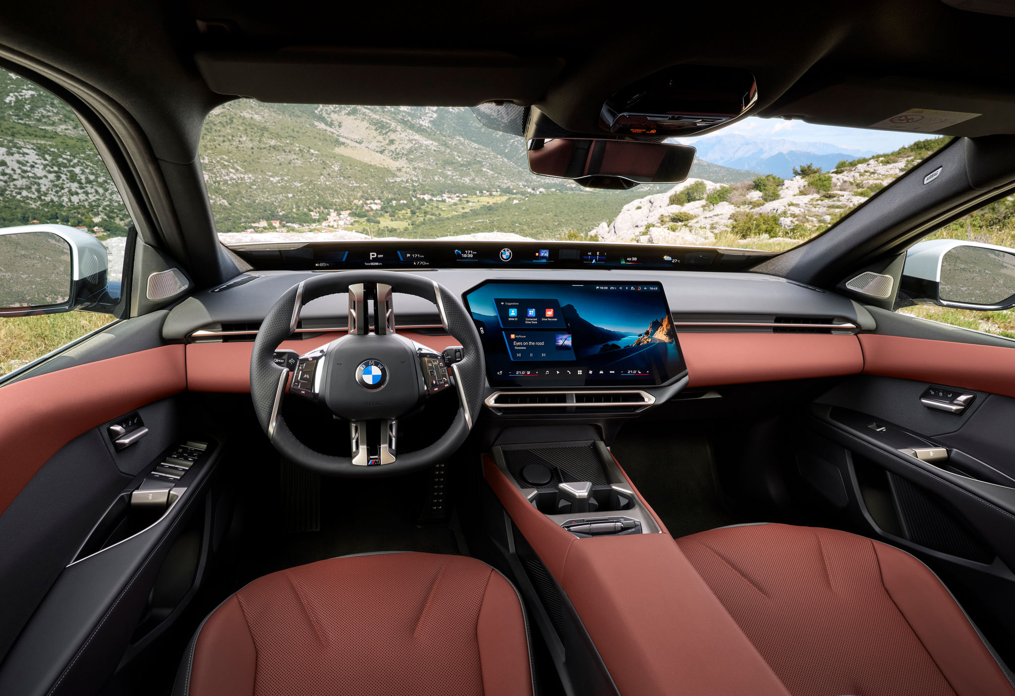 Khoang nội thất với hệ điều BMW Operating System X của 3 Series mới.