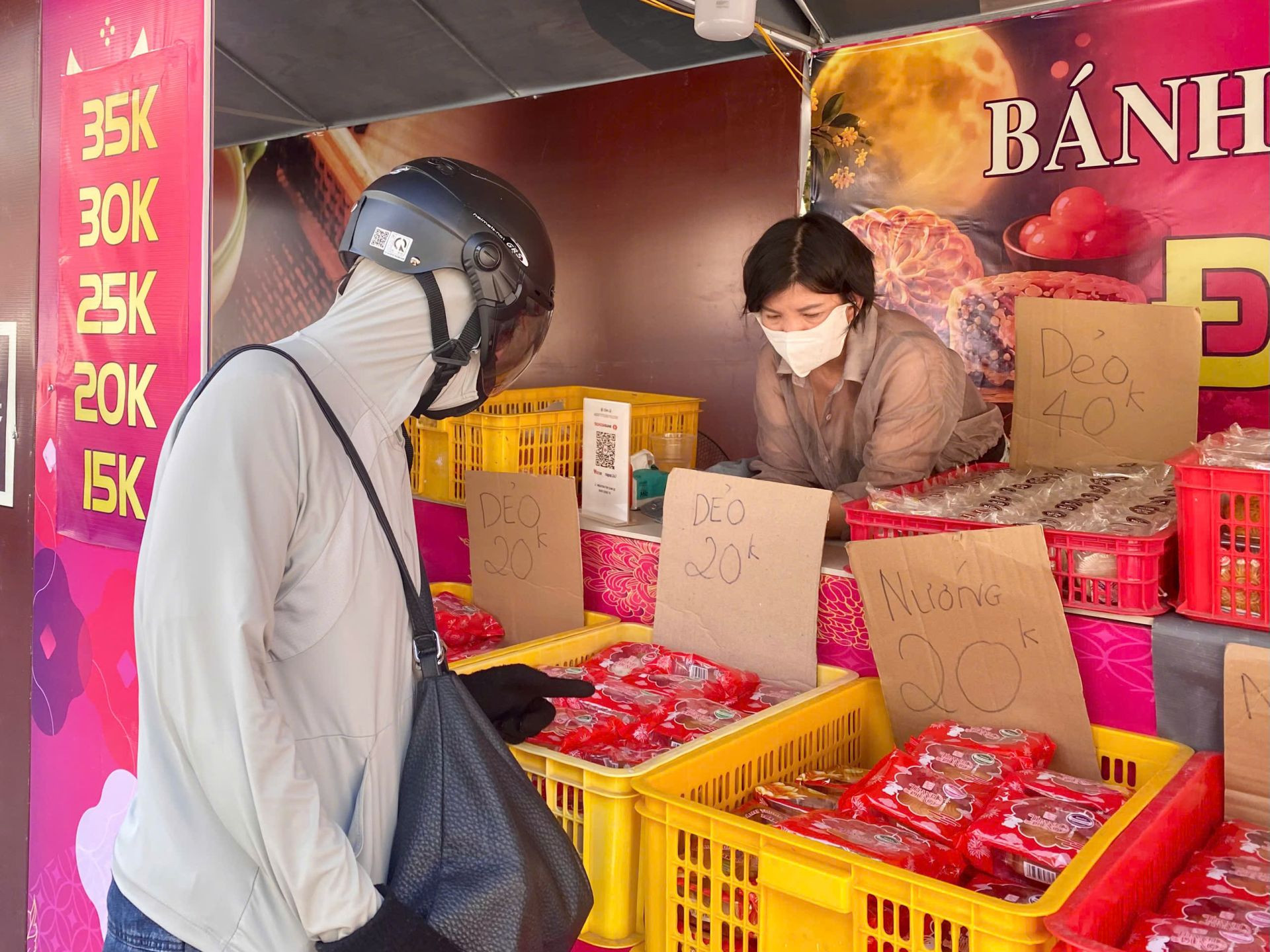 Điểm bán bánh trung thu trên đường Quang Trung
