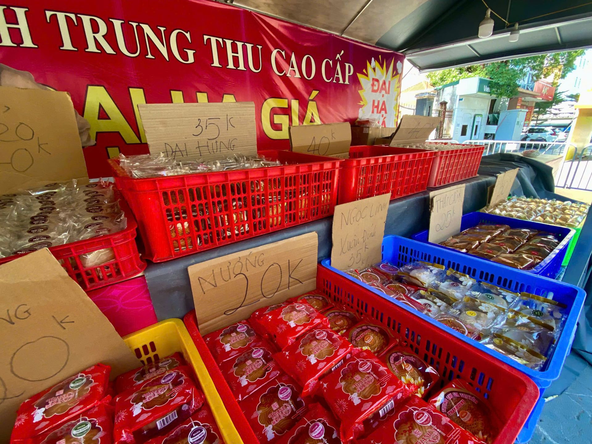 Bánh trung thu được phân loại trong giỏ hàng