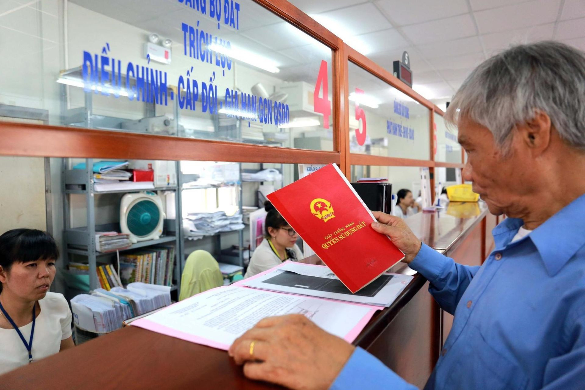 Hà Nội thí điểm đề án Sổ đỏ trao tay nhằm số hóa quy trình và giảm thủ tục trung gian