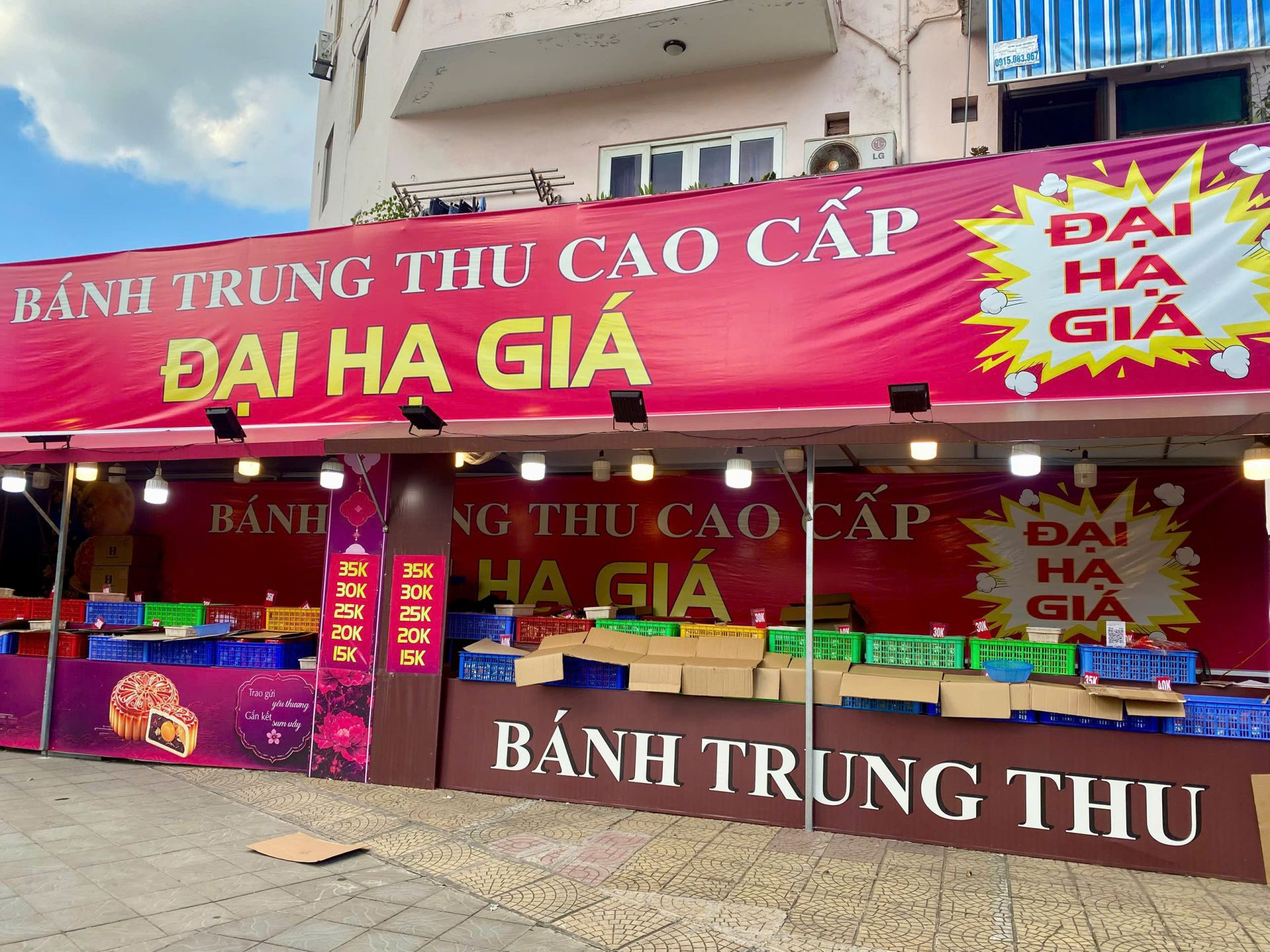Biển quảng cáo đại hạ giá bánh trung thu sau Rằm tháng Tám