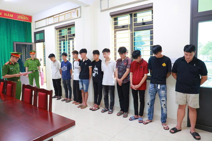 Khởi tố 10 đối tượng dùng dao kiếm chém người tại quán bia - Ảnh 3.